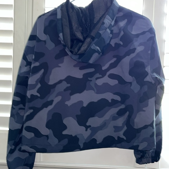 Old navy cropped camo print work out jacket size small - Picture 3 of 3